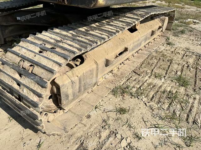 單側(cè)履帶整體(整機外觀) 單側(cè)履帶整體(整機外觀)