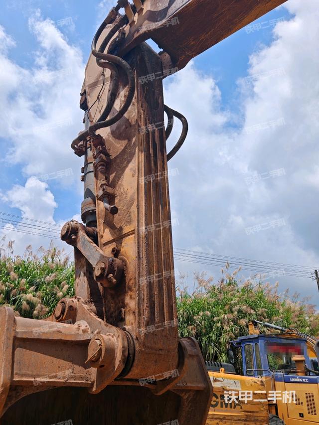 小臂整体左后(工作和回转装置) 小臂整体左后(工作和回转装置)