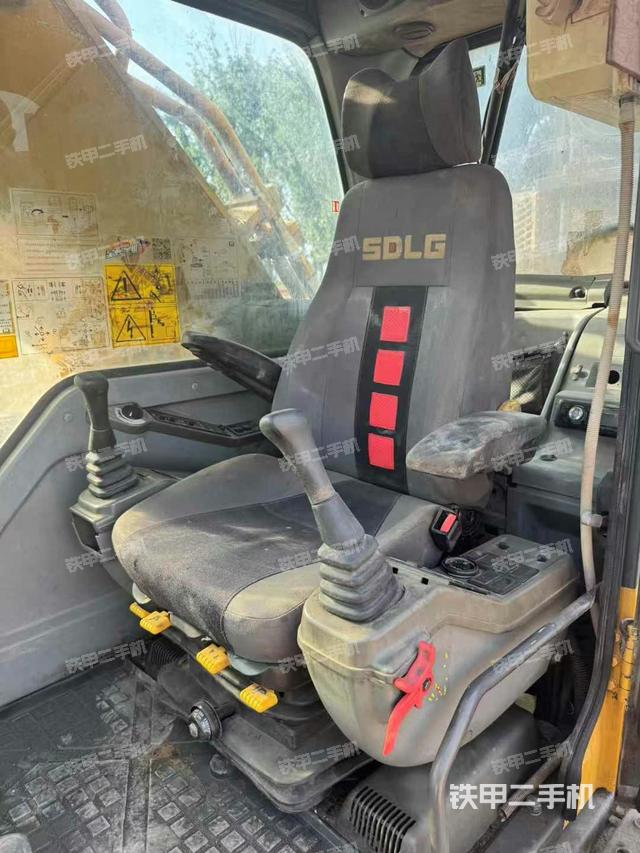 駕駛室整體(整機外觀) 駕駛室整體(整機外觀)