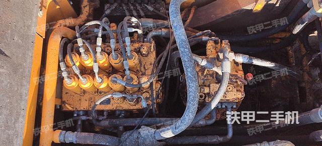 回转马达和主控阀（整机外观）