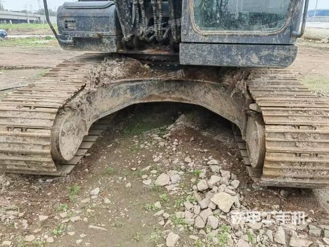 转盘和下车架正前(工作和回转装置) 转盘和下车架正前(工作和回转装置)