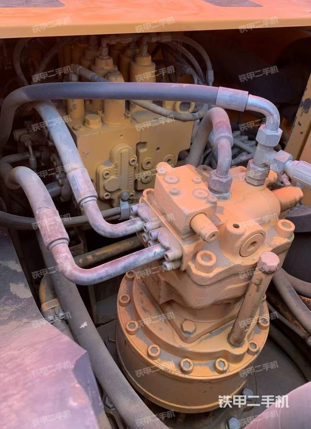 回转马达和主控阀(整机外观) 回转马达和主控阀(整机外观)