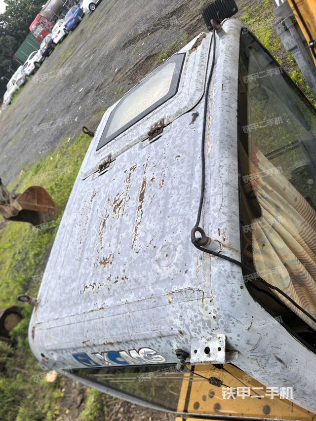 驾驶室顶部(整机外观) 驾驶室顶部(整机外观)