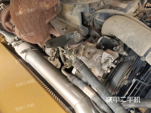 发动机右侧全景(压路机发动机舱) 发动机右侧全景(压路机发动机舱)