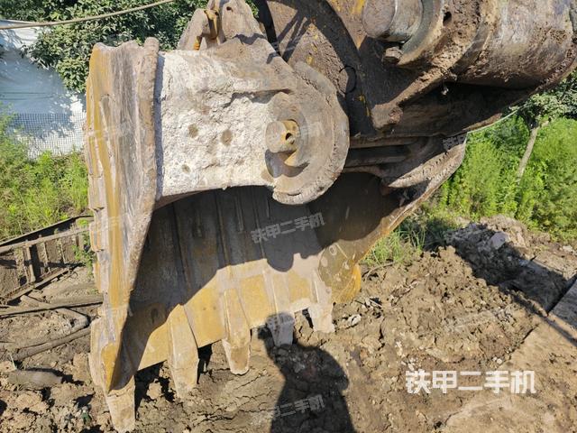 鏟斗右后整體(工作和回轉(zhuǎn)裝置) 鏟斗右后整體(工作和回轉(zhuǎn)裝置)