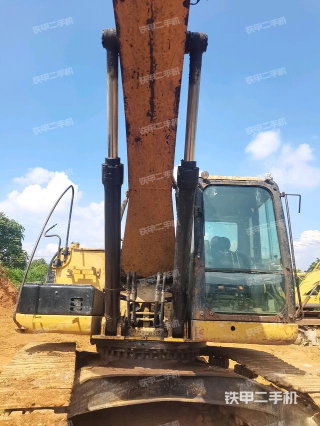 大臂油缸整体 竖拍(工作和回转装置) 大臂油缸整体 竖拍(工作和回转装置)