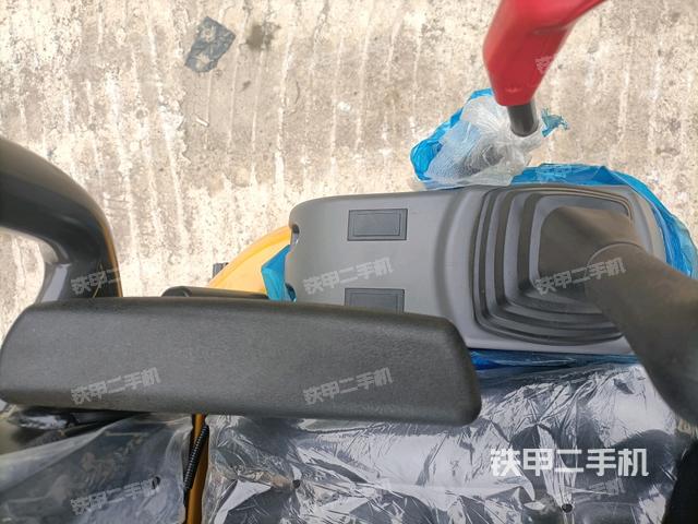 座椅左侧控制台/音响/含左手柄(驾驶室部分) 座椅左侧控制台/音响/含左手柄(驾驶室部分)