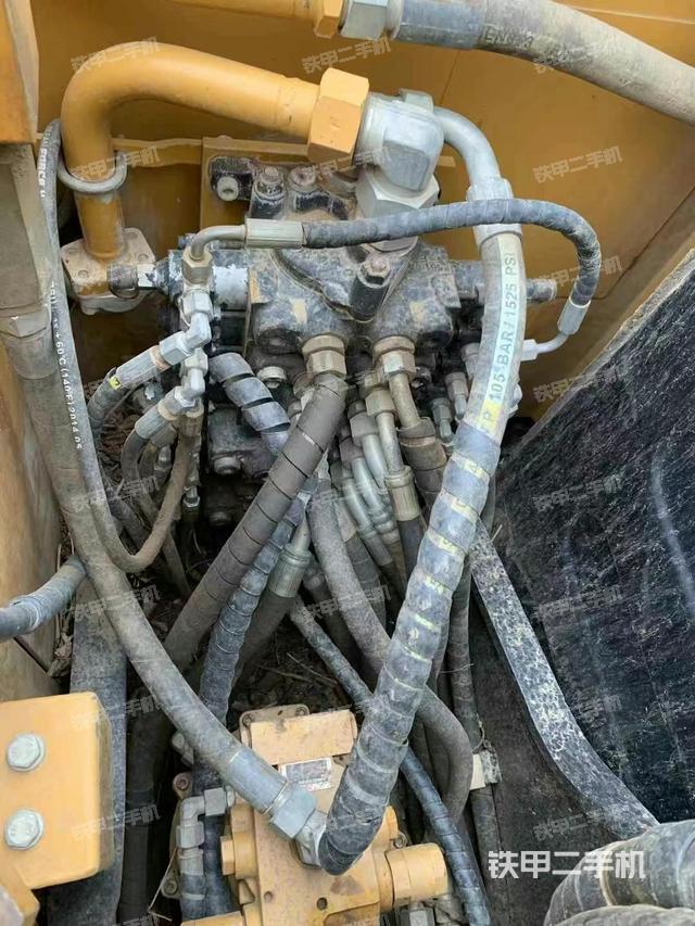 回转马达和主控阀（整机外观）