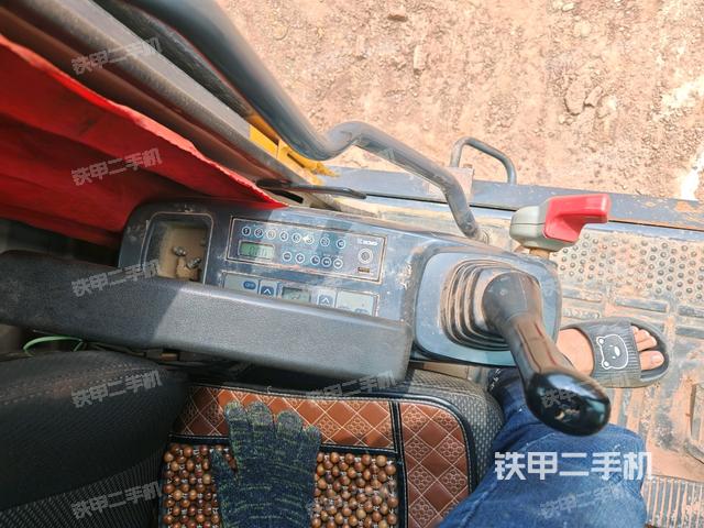 座椅左侧控制台/音响/含左手柄(驾驶室部分) 座椅左侧控制台/音响/含左手柄(驾驶室部分)