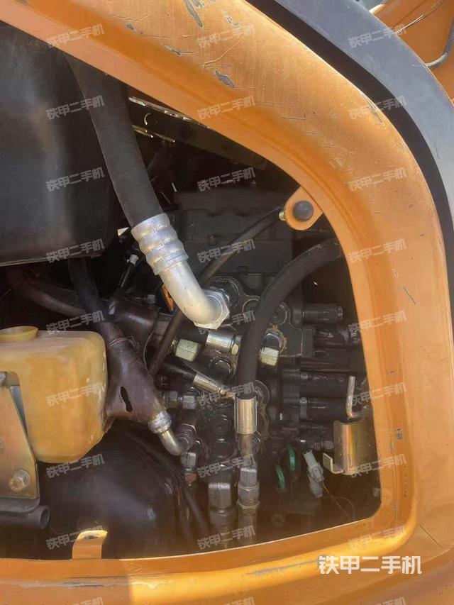 回转马达和主控阀(整机外观) 回转马达和主控阀(整机外观)