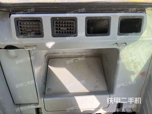 驾驶室顶部(整机外观) 驾驶室顶部(整机外观)