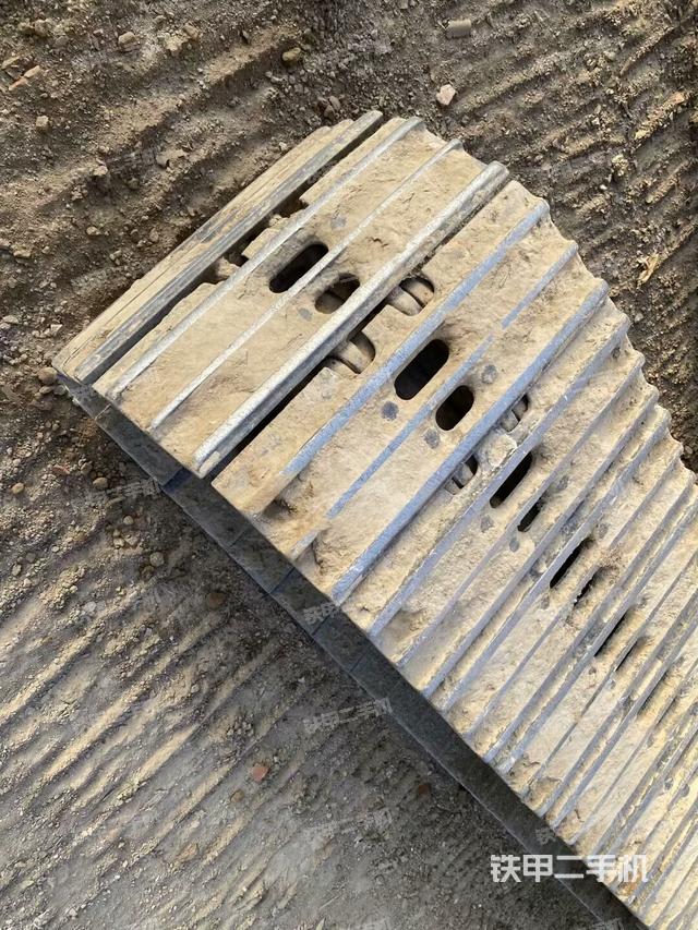 单侧履带整体(整机外观) 单侧履带整体(整机外观)