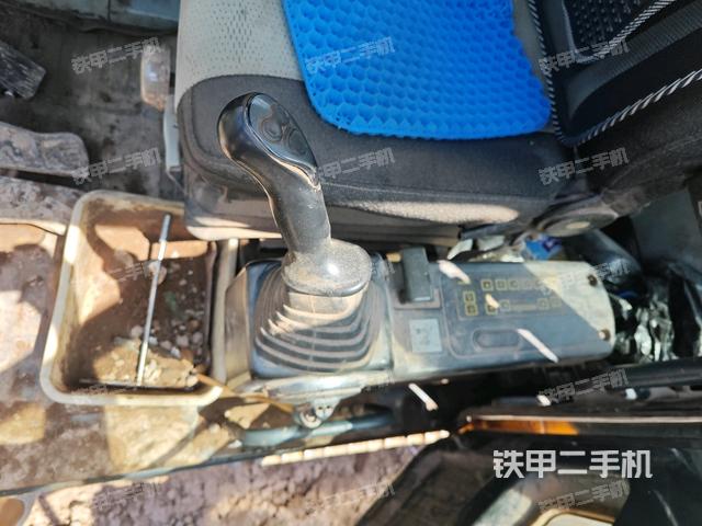 座椅左側(cè)控制臺/音響/含左手柄(駕駛室部分) 座椅左側(cè)控制臺/音響/含左手柄(駕駛室部分)