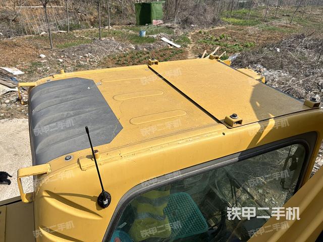 駕駛室頂部(整機(jī)外觀(guān)) 駕駛室頂部(整機(jī)外觀(guān))