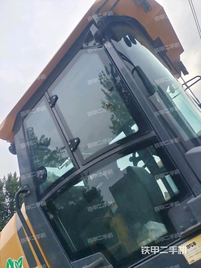 右侧正面照(压路机驾驶室) 右侧正面照(压路机驾驶室)
