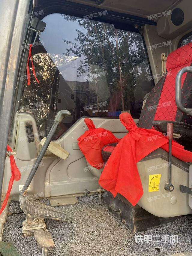 駕駛室頂部(整機外觀) 駕駛室頂部(整機外觀)