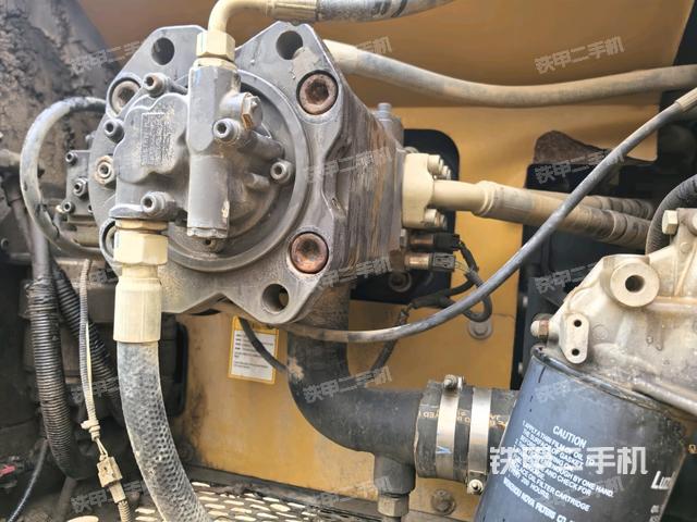 液壓泵艙室正面整體(整機(jī)外觀) 液壓泵艙室正面整體(整機(jī)外觀)