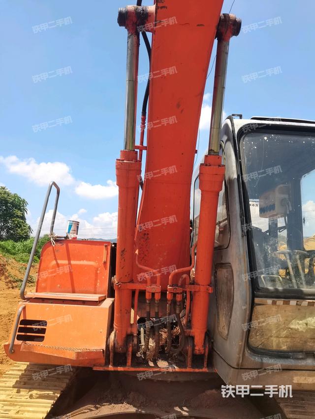 大臂油缸整体 竖拍（工作和回转装置）