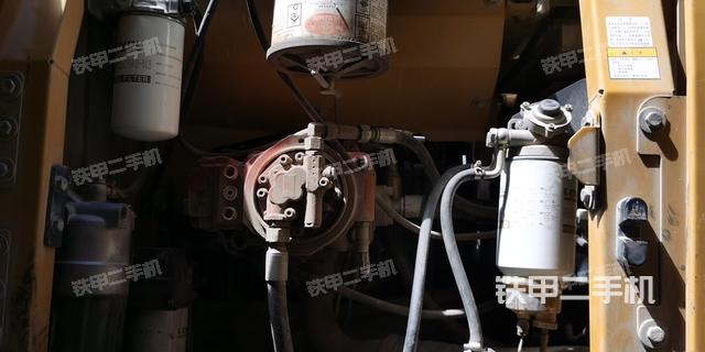 液压泵舱室正面整体（整机外观）