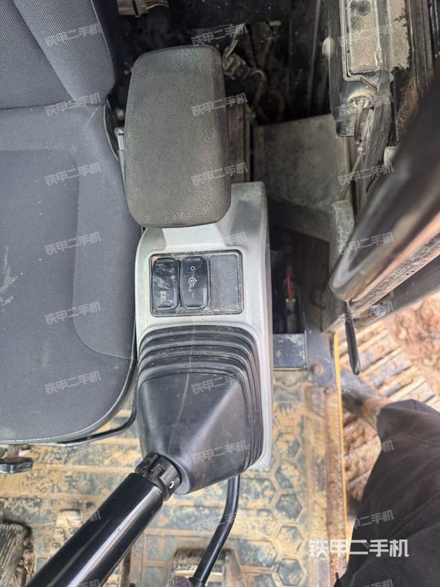 座椅右侧控制台/钥匙门/油门/含右手柄（驾驶室部分）