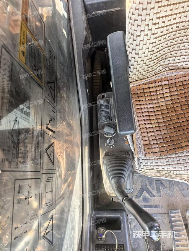 座椅右側(cè)控制臺(tái)/鑰匙門/油門/含右手柄(駕駛室部分) 座椅右側(cè)控制臺(tái)/鑰匙門/油門/含右手柄(駕駛室部分)