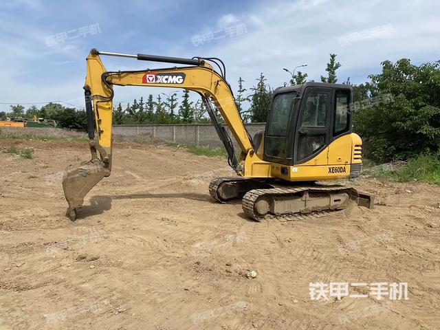 驾驶室顶部(整机外观) 驾驶室顶部(整机外观)