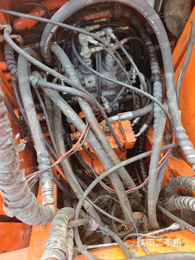 回轉馬達和主控閥(整機外觀) 回轉馬達和主控閥(整機外觀)