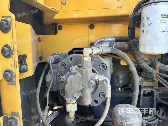 液壓泵艙室正面整體(整機外觀) 液壓泵艙室正面整體(整機外觀)