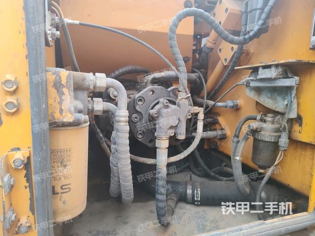 液壓泵艙室正面整體(整機外觀) 液壓泵艙室正面整體(整機外觀)
