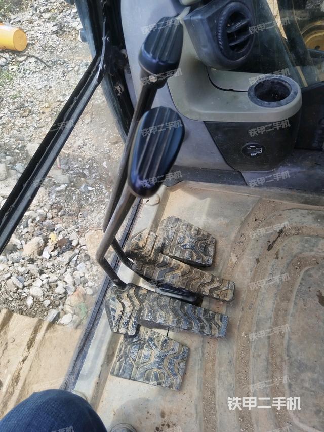 行走控制手柄和踏板?俯拍(駕駛室部分) 行走控制手柄和踏板?俯拍(駕駛室部分)