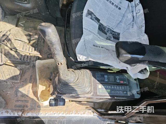 座椅左側(cè)控制臺/音響/含左手柄(駕駛室部分) 座椅左側(cè)控制臺/音響/含左手柄(駕駛室部分)