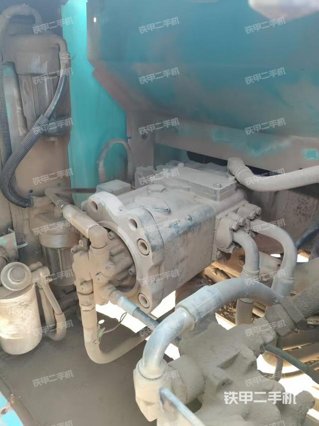 液压泵舱室正面整体(整机外观) 液压泵舱室正面整体(整机外观)