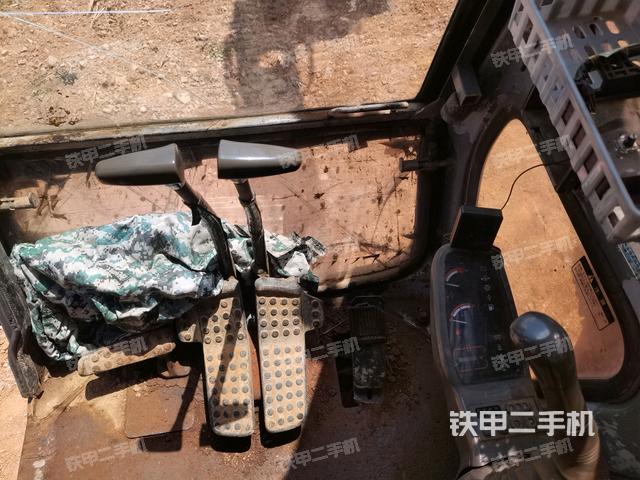 行走控制手柄和踏板 俯拍（驾驶室部分）