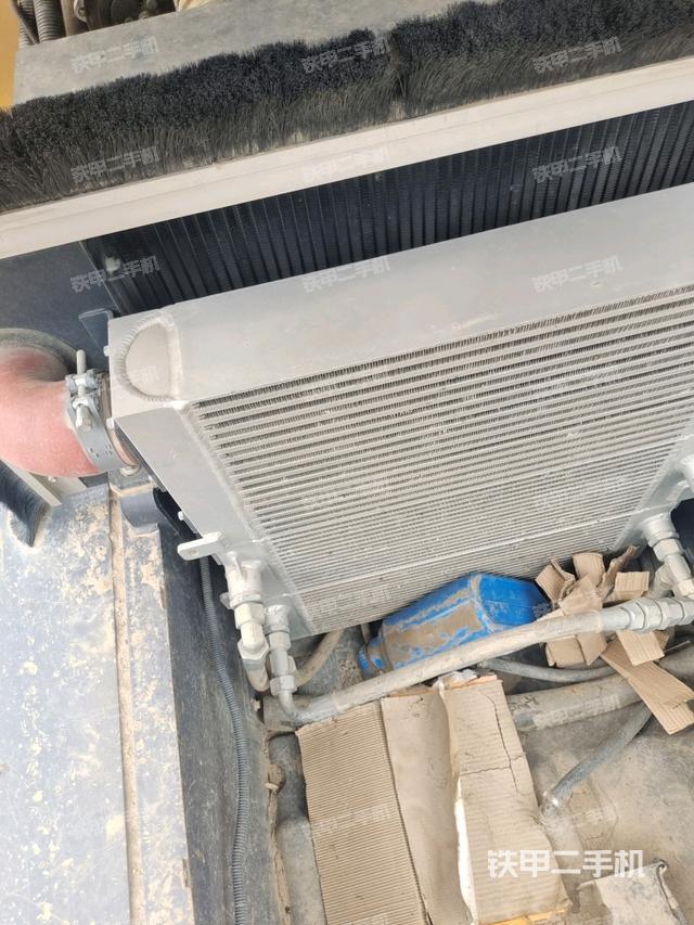 发动机舱液压泵全景(压路机发动机舱) 发动机舱液压泵全景(压路机发动机舱)