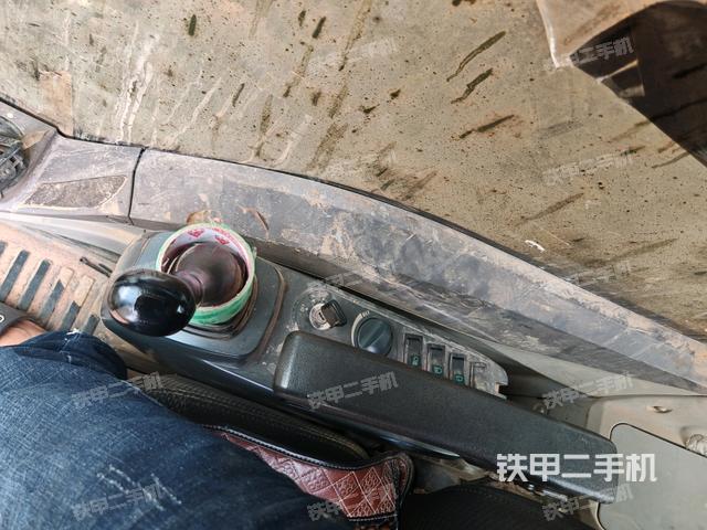 座椅右侧控制台/钥匙门/油门/含右手柄(驾驶室部分) 座椅右侧控制台/钥匙门/油门/含右手柄(驾驶室部分)