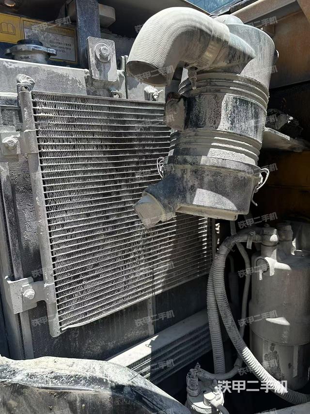 液压泵舱室正面整体(整机外观) 液压泵舱室正面整体(整机外观)