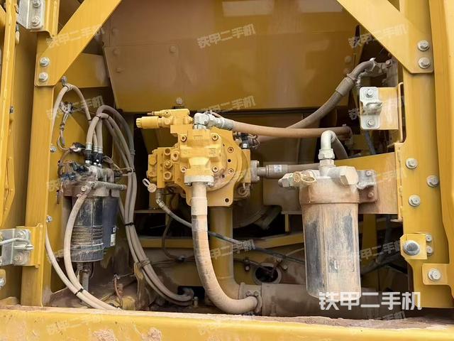 液压泵舱室正面整体(整机外观) 液压泵舱室正面整体(整机外观)