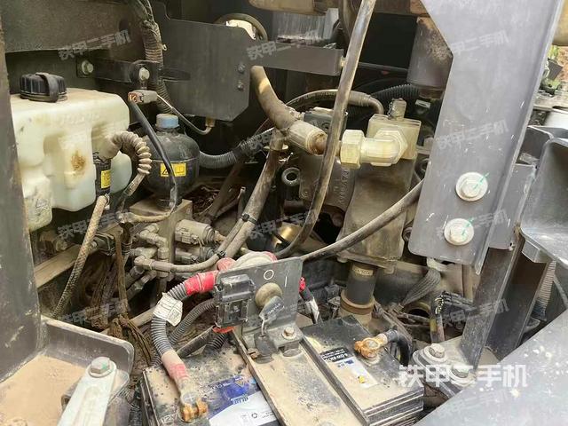 液压泵舱室正面整体（整机外观）