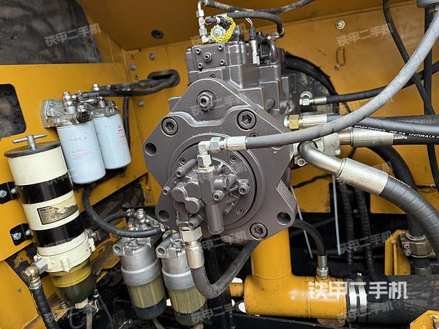 液压泵舱室正面整体(整机外观) 液压泵舱室正面整体(整机外观)