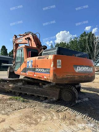 斗山DH300LC-7挖掘机实拍图片