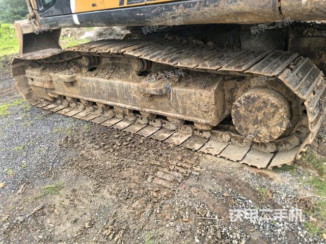 單側(cè)履帶整體(整機(jī)外觀) 單側(cè)履帶整體(整機(jī)外觀)
