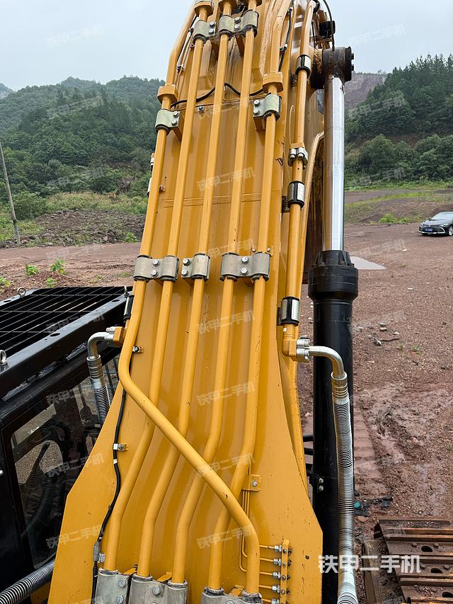 驾驶室顶部(整机外观) 驾驶室顶部(整机外观)