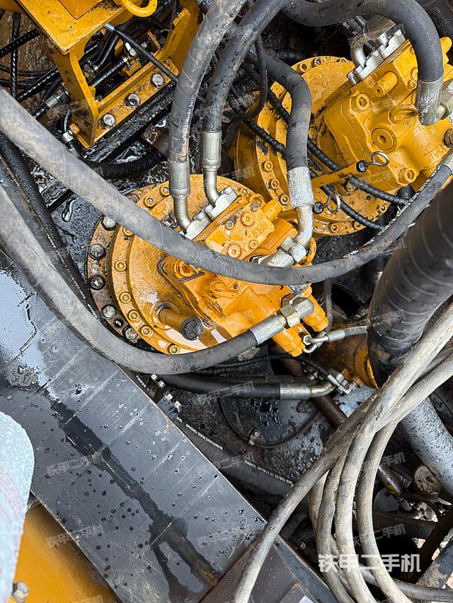 回转马达和主控阀(整机外观) 回转马达和主控阀(整机外观)