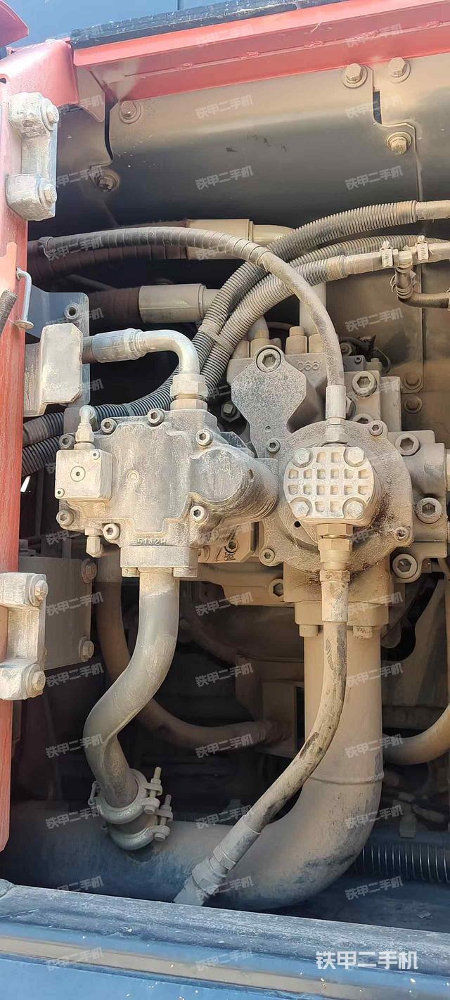 液壓泵艙室正面整體(整機外觀) 液壓泵艙室正面整體(整機外觀)