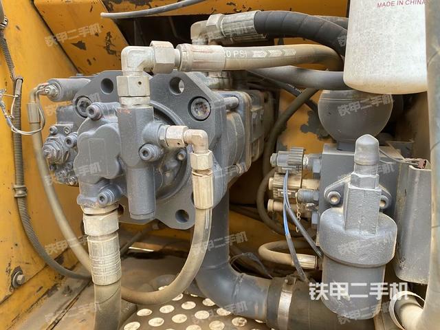 液壓泵艙室正面整體（整機外觀）