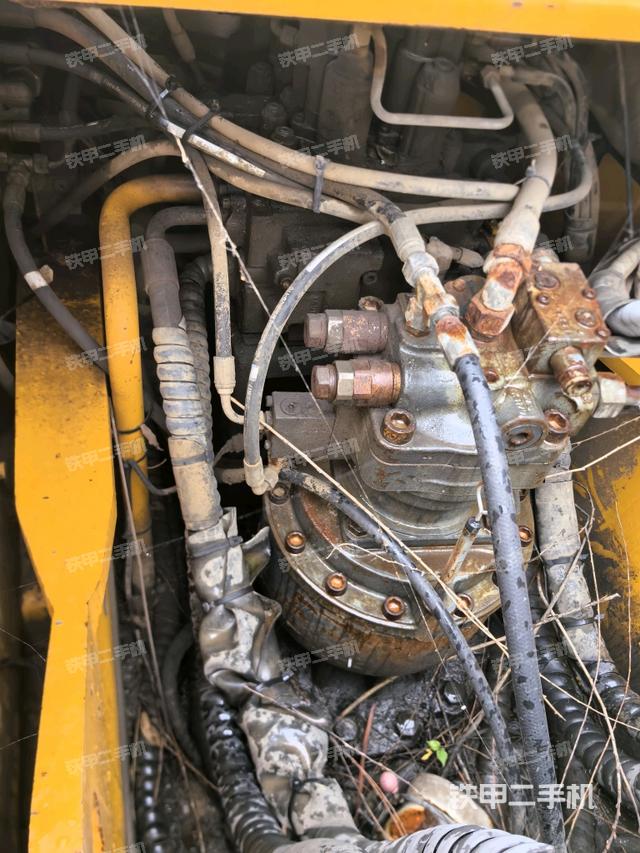 回转马达和主控阀(整机外观) 回转马达和主控阀(整机外观)