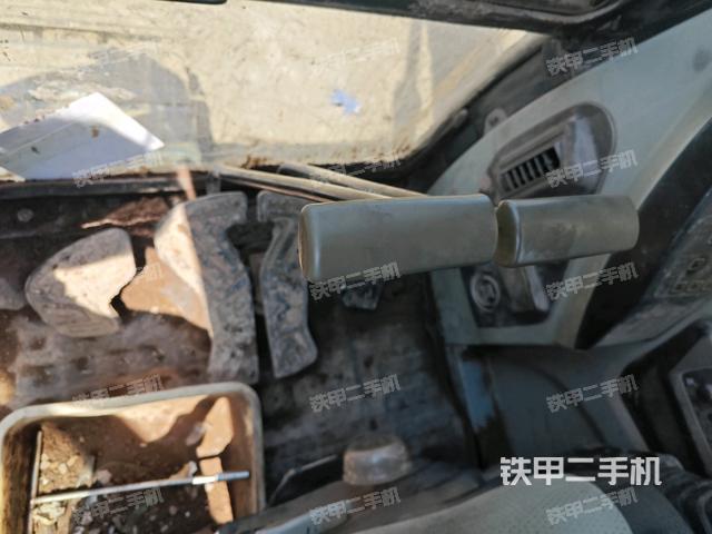 行走控制手柄和踏板?俯拍(駕駛室部分) 行走控制手柄和踏板?俯拍(駕駛室部分)