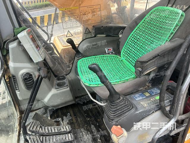 驾驶室整体(整机外观) 驾驶室整体(整机外观)