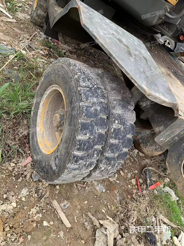 單側(cè)履帶整體(整機(jī)外觀) 單側(cè)履帶整體(整機(jī)外觀)