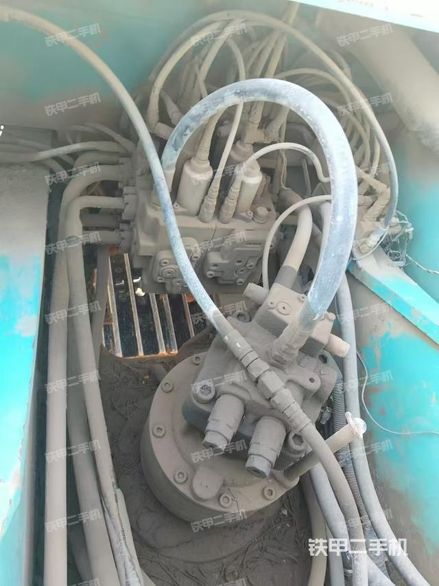 回转马达和主控阀(整机外观) 回转马达和主控阀(整机外观)